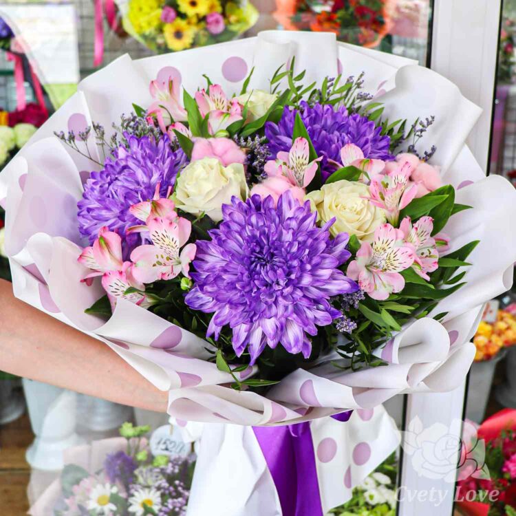 Букет из фиолетовых хризантем, роз и альстромерий