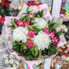 Букет из розовых роз, альстромерий и хризантем