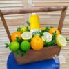 Цитрусовые фрукты и напиток в ящике