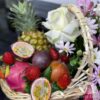 Экзотические фрукты, розы и орхидеи в корзине