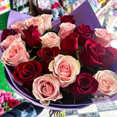 Букет из 21 красной и кремовой розы