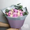 Букет из 15 розовых пионов и роз